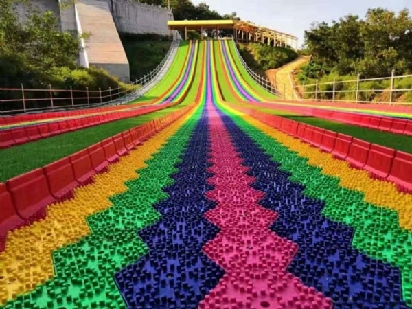 The rainbow and seven-color slide in the scenic area offers you a unique and enjoyable experience