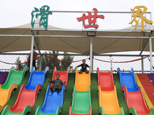 On July 18, 2022, the opening ceremony of the non-powered theme park at Weishan Lake Happy Rainbow Bay was successfully completed. The number of visitors on that day exceeded 18,000, and the daily revenue exceeded 300,000 yuan!