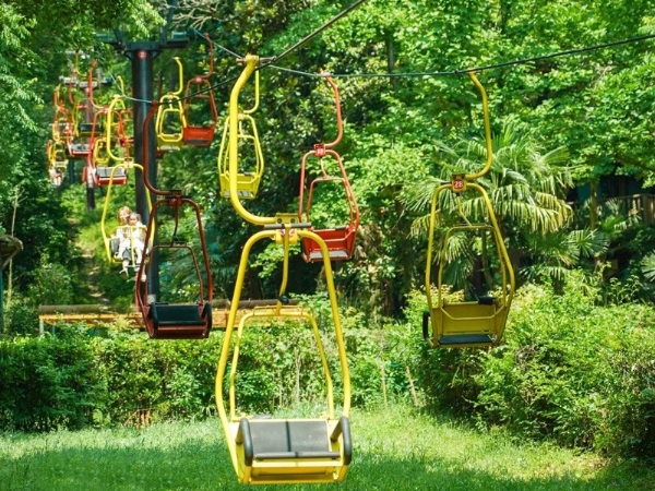 Low-altitude cable car