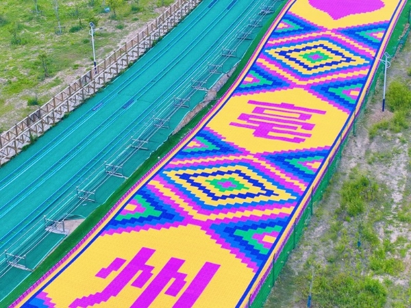 Extra-wide rainbow slide