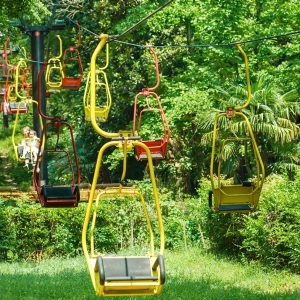 Low-altitude cable car